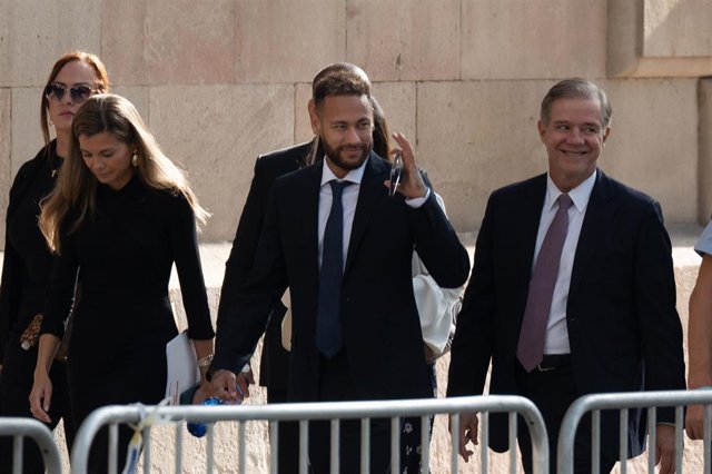 El delantero del Paris Saint-Germain Neymar Da Silva (c) a su llegada al juicio por el ‘caso Neymar 2’, en la Audiencia de Barcelona, a 18 de octubre de 2022, en Barcelona, Cataluña (España). 