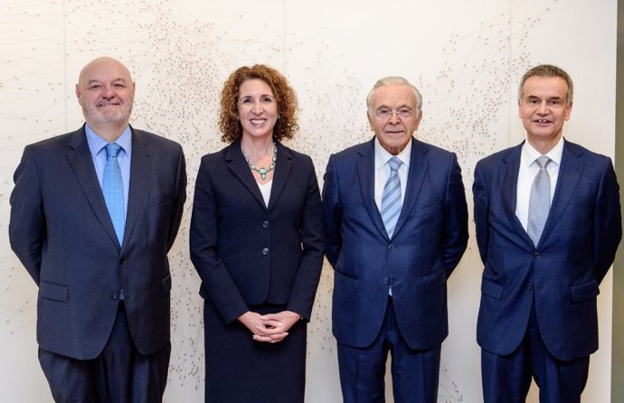 De izquierda a derecha: el director general de CECA, José María Méndez; la presidenta y CEO de ICBA, Rebeca Romero; el presidente de WSBI, Isidro Fainé; y el director de Relaciones Institucionales Internacionales en CaixaBank, Joan Ross Xicota.