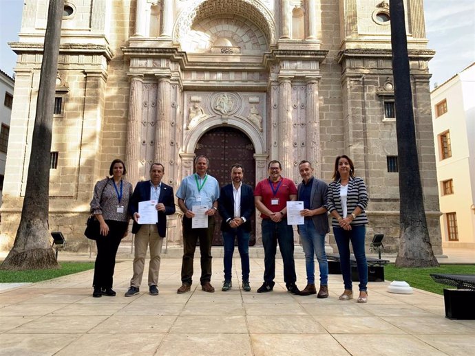 El secretario de Organización del PSOE de Sevilla y parlamentario, Rafael Recio, en el Parlamento andaluz con los alcaldes de La Puebla de los Infantes, La Campana y Peñaflor.