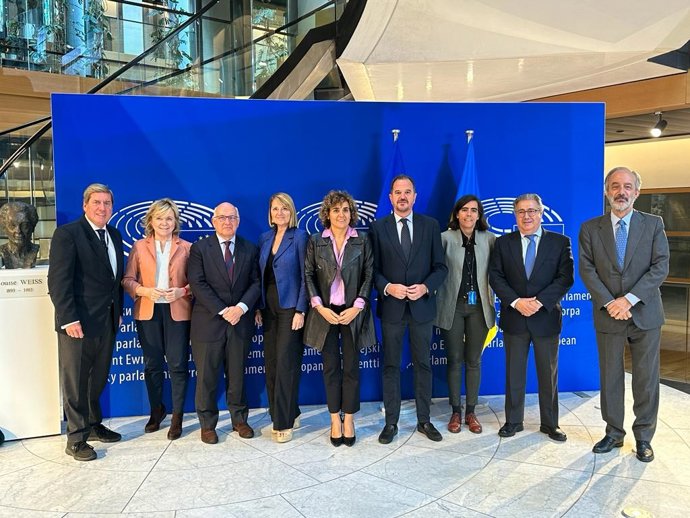 Carlos Iturgaiz y Dolors Montserrat con la delegación española del Partido Popular Europeo en la sede en Estrasburgo del Parlamento Europeo.