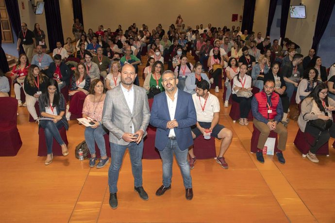 El delegado de Empleo de la Diputación, Miguel Ruz (izda.), y el director territorial de la Fundación Don Bosco Salesianos Social en Córdoba, Antonio Ruiz Herrera, en la inauguración del encuentro.
