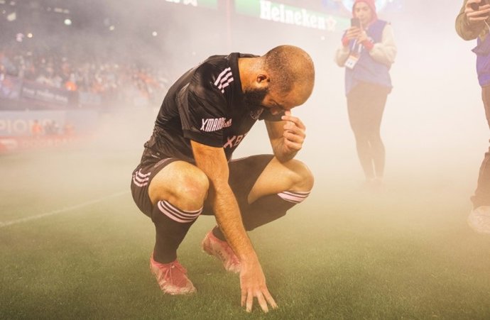 El delantero argentino Gonzalo Higuaín se despide entre lágrimas del fútbol profesional