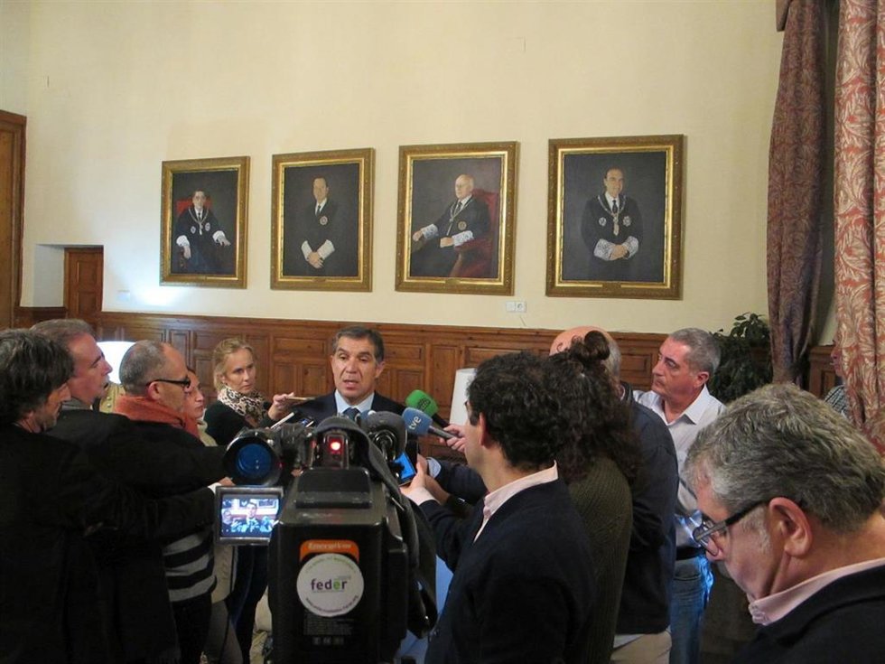 Archivo - Lorenzo del Río atiende a los medios, en una imagen de archivo.