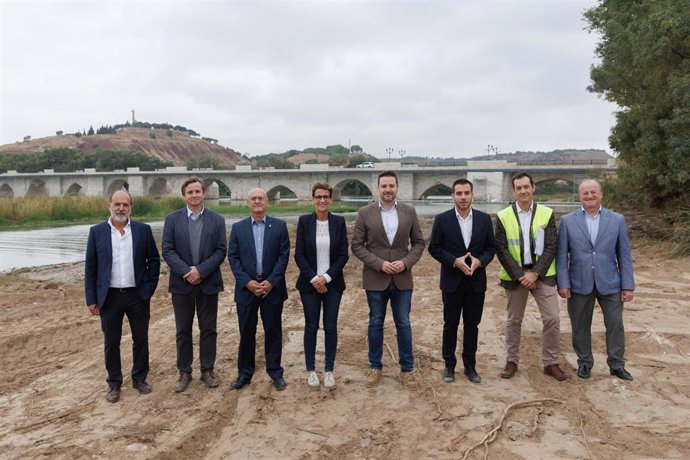 Visita al renovado puente sobre el río Ebro en Tudela.
