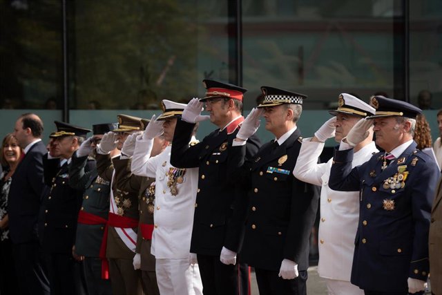 Los Mossos de Lleida aplauden a Estela por su incorporación al nuevo cargo El Comisario Jefe de los Mossos d'Esquadra, Josep Maria Estela (c), espera la llegada del Ministro del Interior al acto del Día Nacional de la Policía, el 10 de octubre de 2022 en Barcelona, Cataluña (España).  Durante el acto se celebró un homenaje