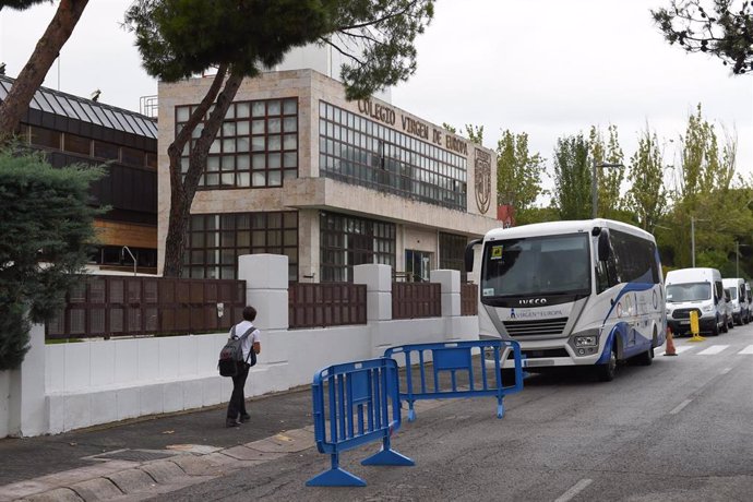 Un autobús del colegio privado Virgen de Europa, en las inmediaciones del centro educativo, a 17 de octubre de 2022, en Boadilla del Monte, Madrid (España). 
