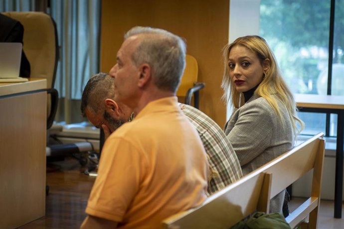 La líder del grupo neonazi Hogar Social Madrid (HSM), Melisa Domínguez (1d) durante un juicio por el ataque a la mezquita de la M-30 en el 2016, en la Audiencia Provincial, a 18 de octubre de 2022, en Madrid (España). 