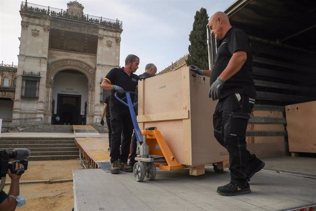 Traslado de piezas del Museo Arqueológico de Sevilla al centro logístico de San José de la Rinconada.