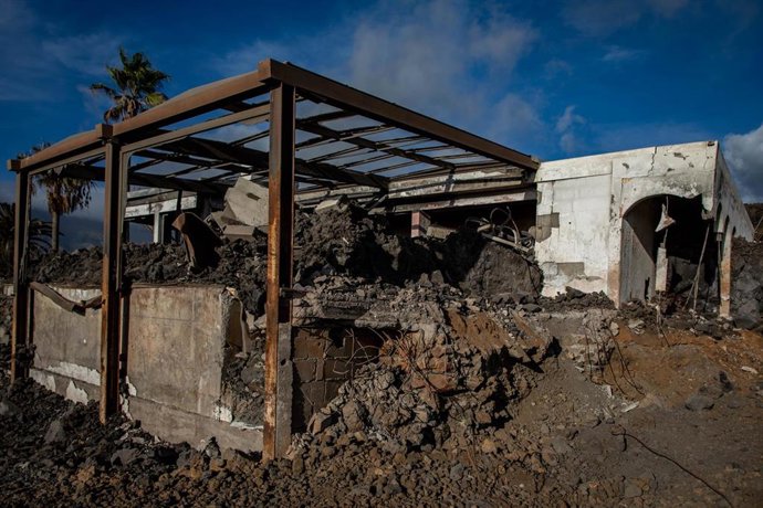 Archivo - Vista de una casa arrasada por la lava en Las Manchas, Los Llanos de Aridane