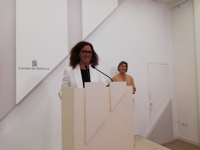 La presidenta del Consell, Catalina Cladera, y la consellera de Derechos Sociales, durante la rueda de prensa.