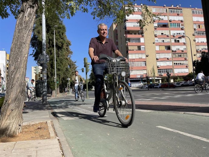 José Luis Sanz circulando por el carril bici