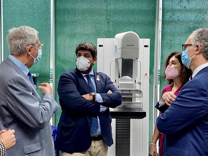 López Miras durante su visita a la Aecc de la Región