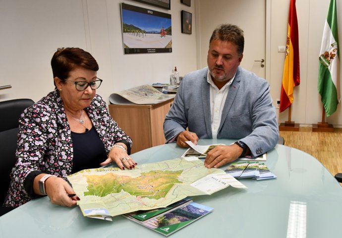 Almudena Cano y Manuel Francisco García, con la nueva guía de rutas de bicicleta en el Parque Natural Sierra de Baza