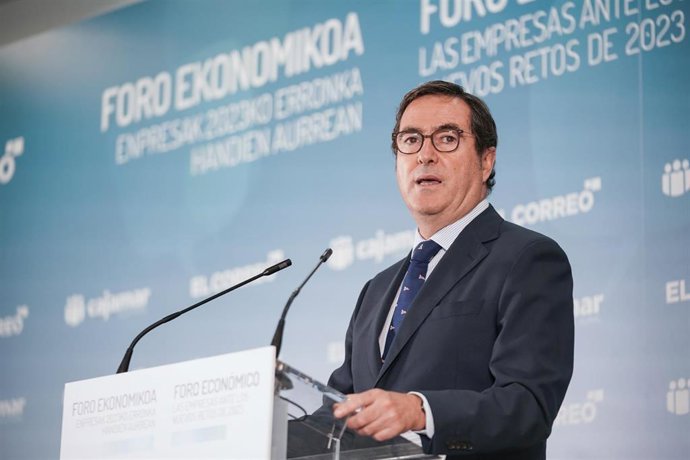 El presidente de la CEOE, Antonio Garamendi en un foro económico. 