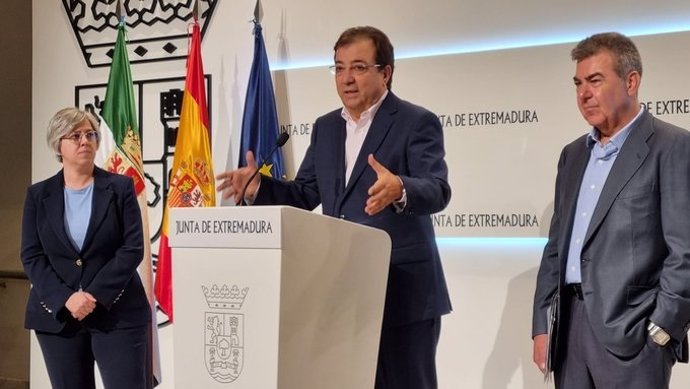 El presidente de la Junta de Extremadura, Guillermo Fernández Vara, el presidente de Air Nostrum Carlos Bertomeu, y la consejera de Movilidad, Transporte y Vivienda, Leire Iglesias, en la renovación de la OSP de vuelos desde el aeropuerto de Badajoz