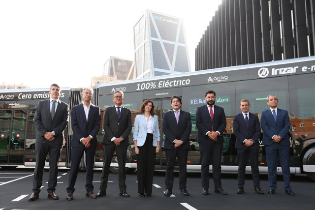 Foto de familia de los asistentes a la presentación del Bus de Uso Prioritario (BuP) de alta capacidad 