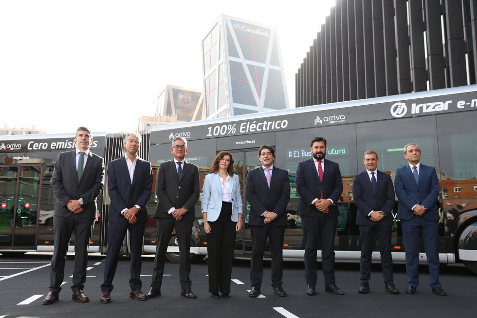 Foto de familia de los asistentes a la presentación del Bus de Uso Prioritario (BuP) de alta capacidad 