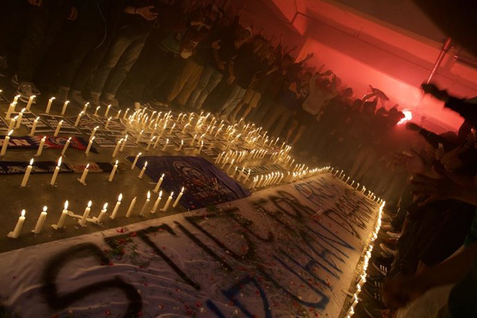03 October 2022, India, Bekasi: Fans gather at Patriot Stadium during a candlelight vigil, held for the supporters of Arema FC who died in a stampede during a match on Saturday. Photo: Donal Husni/ZUMA Press Wire/dpa