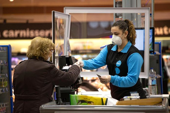 Archivo - Imatge de la caixa d'un supermercat Caprabo