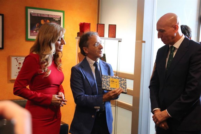 La viceconsejera de Acción Cultural, Mar Sancho, y el alcalde de León, José Antonio Díez