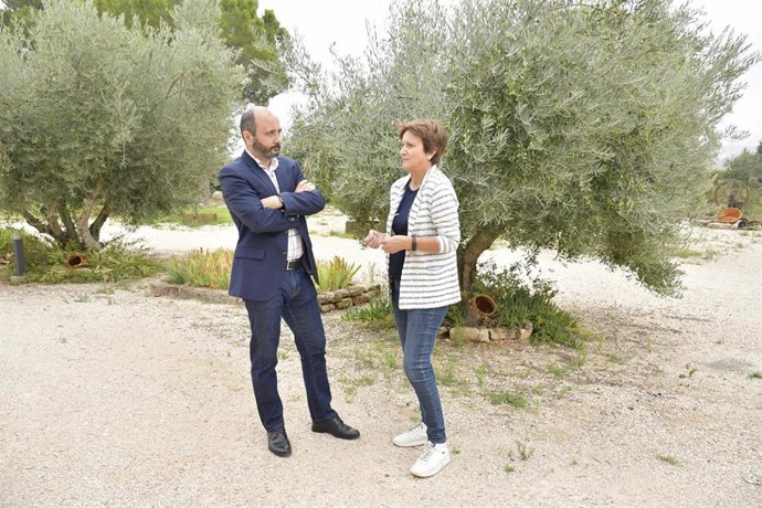 El director del INFO, Joaquín Gómez, visita la almazara yeclana Deortegas