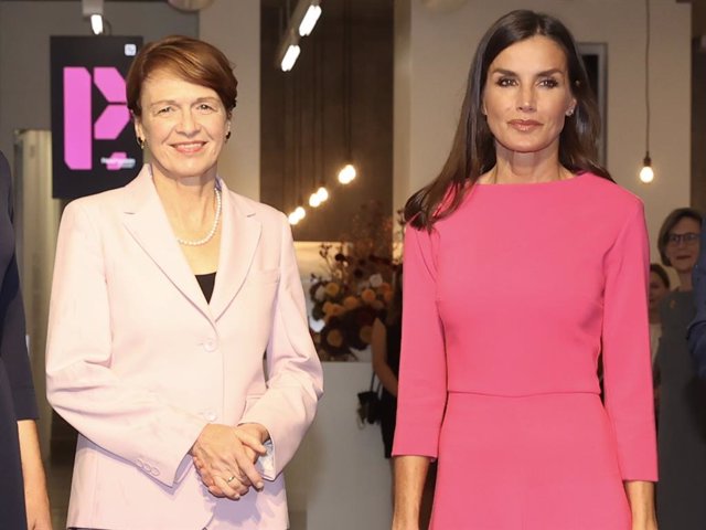 Doña Letizia y la primera dama alemana en su visita a la exposición temporal "Escribir todos sus nombres" en el Palais Populaire de Berlín