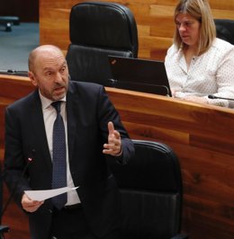 El vicepresidente del Gobierno de Asturias, Juan Cofiño, en la Junta General.