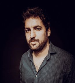 El poeta y músico zaragozano Sebas Puente Letamendi ha sido el ganador de este año del XXXII premio de poesía Santa Isabel de Aragón, reina de Portugal que concede la Diputación de Zaragoza por su obra 'La mejor aplicación para senderistas'.