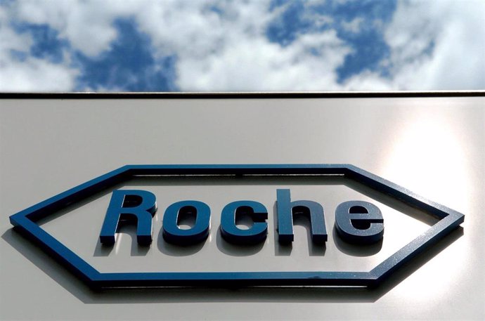 Archivo - FILED - 20 July 2004, Bavaria, Penzberg: The logo of the Swiss pharmaceutical company Roche at the entrance of the plant in Penzberg near Bad Toelz. Swiss drug major Roche announced on Tuesday the launch of a digital polymerase chain reaction 