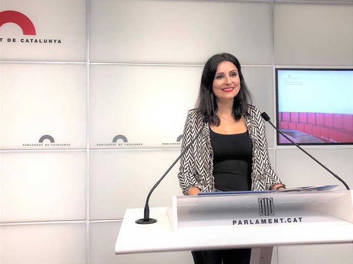 La portavoz del PP catalán en el Parlament, Lorena Roldán, en rueda de prensa.
