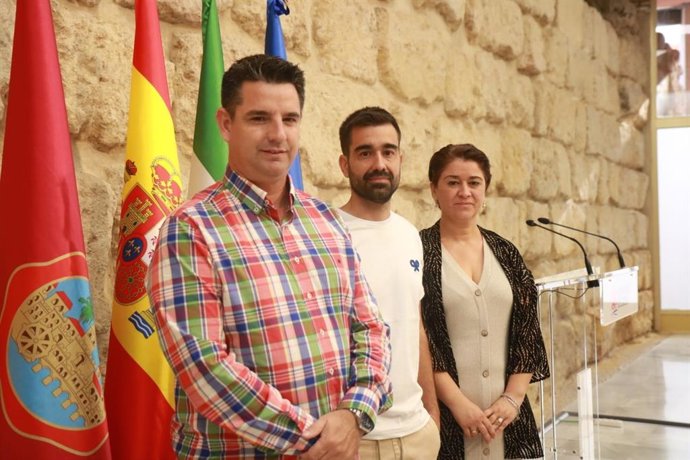 Rafael Mellado (centro), entre Pedro Ruiz e Irene Ruiz.