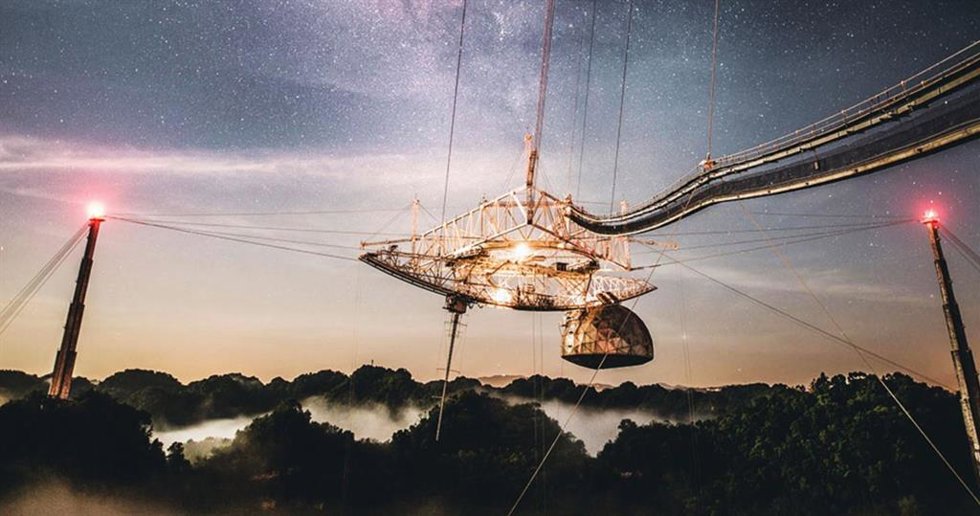 Plataforma de instrumentos del Observatorio de Arecibo antes de colapsar en 2020