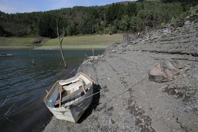 Archivo - Archivo. Una barca de madera en el embalse con poco caudal en Negueira de Muñiz, Lugo.
