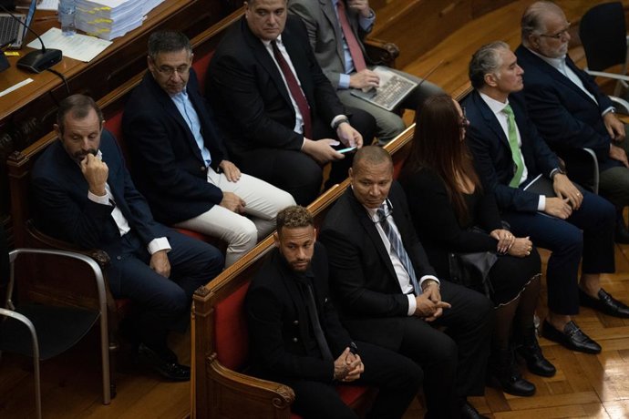 En la segunda fila, el expresidente del FB Barcelona, Sandro Rosell (1i) y en la primera fila, el delantero del Paris Saint-Germain Neymar Da Silva (1i) durante el juicio por el caso Neymar 2, en la Audiencia de Barcelona, a 17 de octubre de 2022, en 