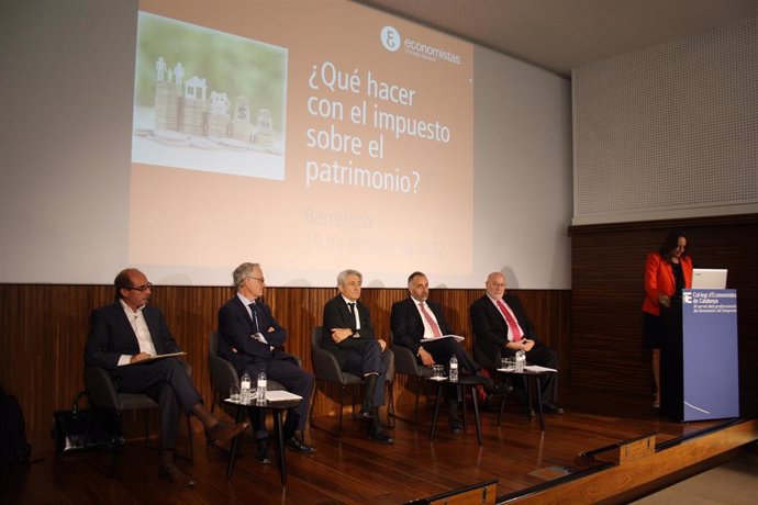 (De Izda. A Dcha.): Jaume Menéndez, Juan Corona, Valentín Pich, Agustín Fernández Y Salvador Guillermo (En El Atril: Carmen Jover) Durante Un Debate Sobre El Impuesto De Patrimonio.