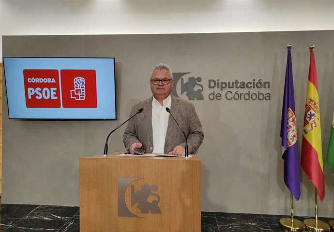 El portavoz del PSOE en la Diputación de Córdoba, Esteban Morales, en rueda de prensa.