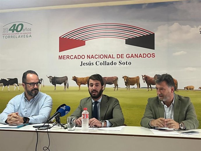 Rueda de prensa de representantes de Vox Asturias, Castilla y León y Cantabria, Ignacio Blanco (i), Juan García-Gallardo y Cristóbal Palacio (d), respectivamente, en el Mercado Nacional de Ganados de Torrelavega
