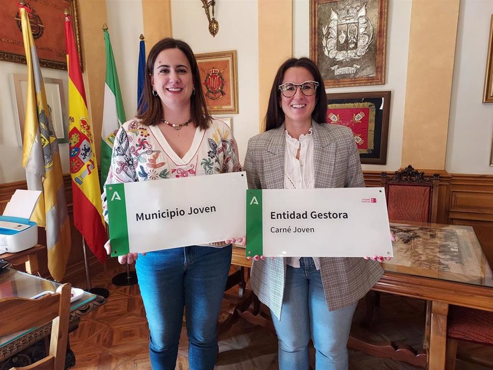 La asesora del IAJ en Jaén, Ana González, y la concejala de Juventud, Mayte Risueño, durante la entrega de la placa Municipio Joven de Andalucía.