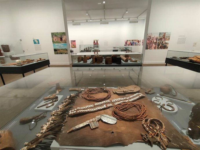 Exposición 'Los universales culturales. Cazadores-recolectores en el siglo XXI' en la Hospedería Fonseca de Salamanca