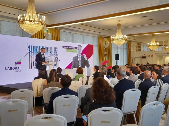 Laboral Kutxa presenta un informe relativo a la economía navarra.