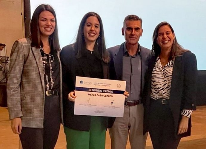 Las premiadas Ana Gutiérrez, Elena Solís y Eva María Romero, junto con el facultativo del servicio de Urgencias del Hospital Universitario de Valme Ángel Álvarez.
