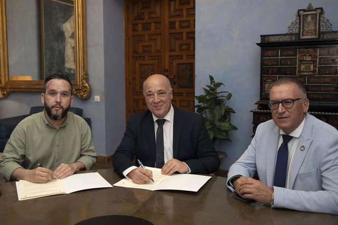El presidente de la Diputación de Córdoba, Antonio Ruiz (centro), y el alcalde de Santaella, José Álvarez (izda.), en la firma del convenio.