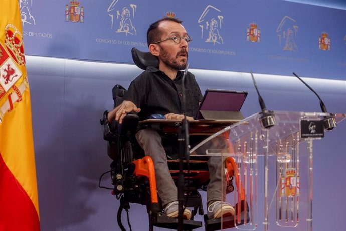 El portavoz de Unidas Podemos en el Congreso, Pablo Echenique, ofrece una rueda de prensa previa a la Junta de Portavoces, en el Congreso de los Diputados, a 4 de octubre de 2022, en Madrid (España).