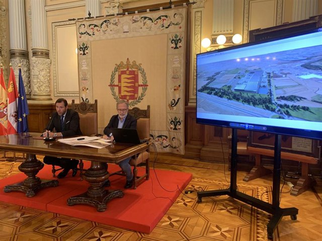 El alcalde de Valladolid, Óscar Puente, y el concejal de Planeamiento Urbanístico, Manuel Saravia, muestran una simulación de la futura factoría de Inobat en los terrenos ubicados en la zona Arenas-Palomares.