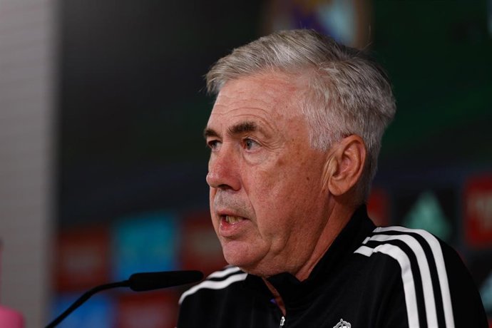 El entrenador del Real Madrid, Carlo Ancelotti, atiende a los medios de comunicación.