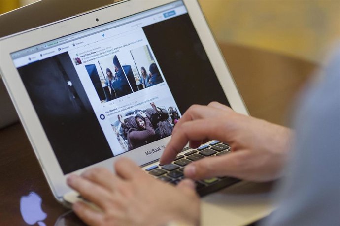 Archivo - Una mujer utiliza un portátil.