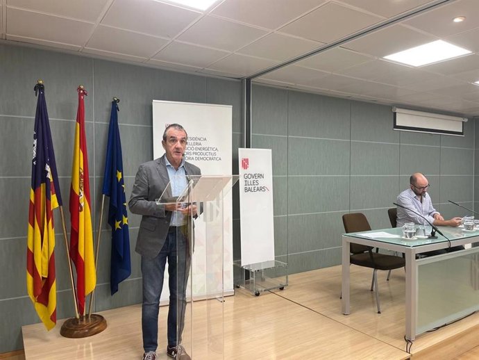 El vicepresidente del Govern y conseller de Transición Energética, Juan Pedro Yllanes, y el director general de Energía y Cambio Climático, Pep Malagrava.
