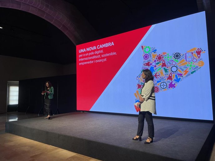 La presidenta de la Cámara de Comercio de Barcelona, Mnica Roca, y la directora de la corporación, Eva Borrs, en la rueda de prensa para hacer balance de la estratégia Catalunya 2030-2040 y anunciar la nueva campaña de la entidad