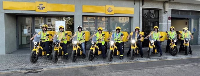 Archivo - Carteros con algunas de las nuevas motos eléctricas incorporadas por Correos para el reparto en Córdoba.