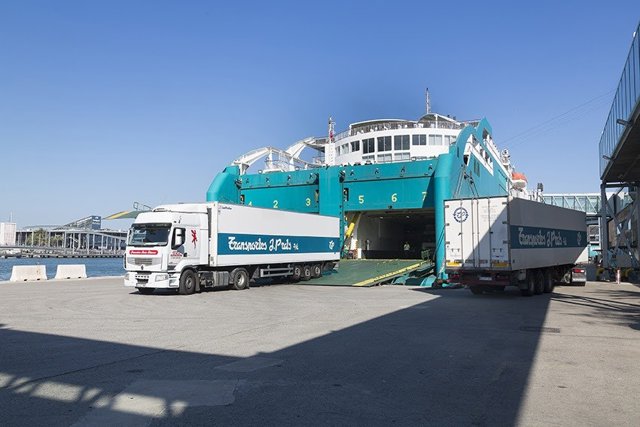 Un vaixell al Port de Barcelona